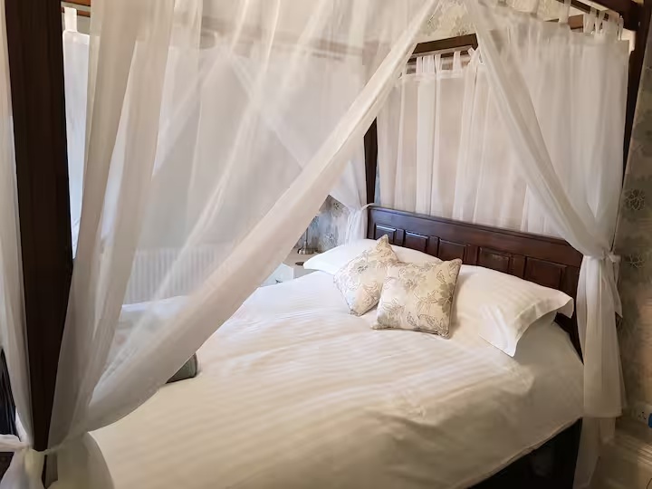 Belvedere four-poster bed